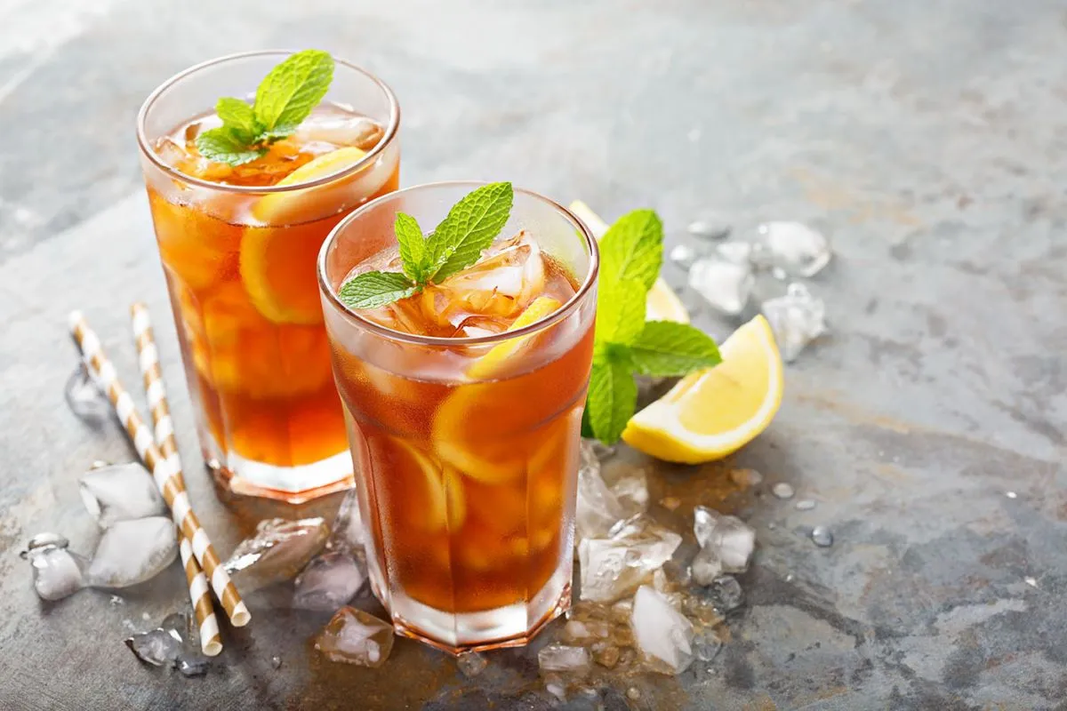 Traditional,Iced,Tea,With,Lemon,And,Ice,In,Tall,Glasses
