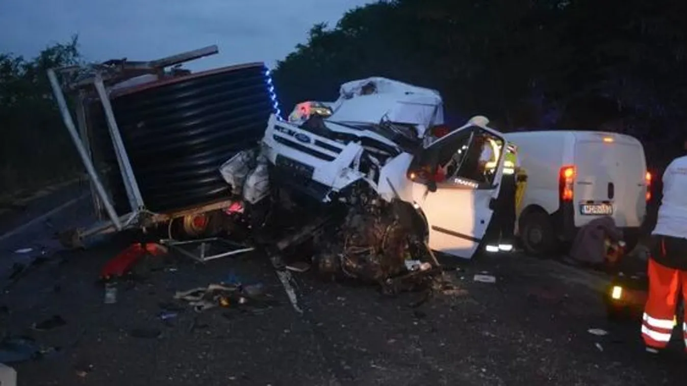 Megrázó képek jöttek a reggeli tömegbalesetről