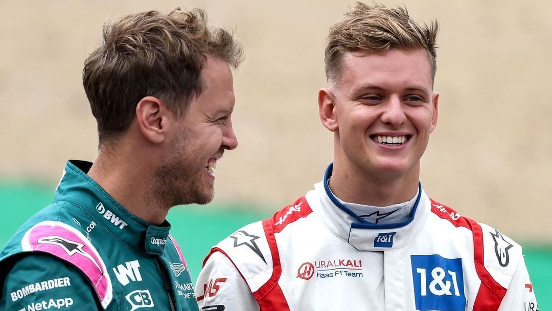 Vettel (balra) szerint Mick Schumacher méltó utóda lehetne jövőre az Aston Martinnál