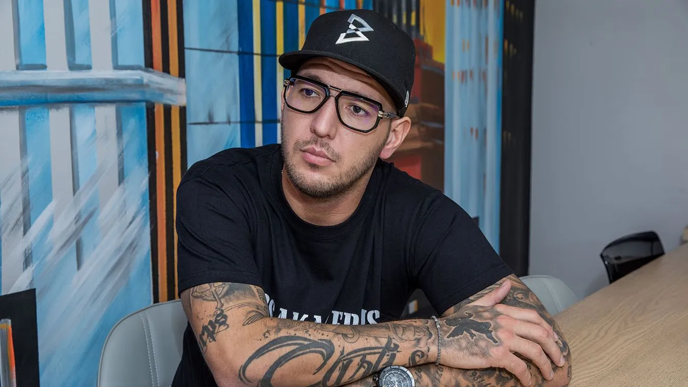 Megszólalt a bennfentes: Curtis leírta magát a szakma előtt