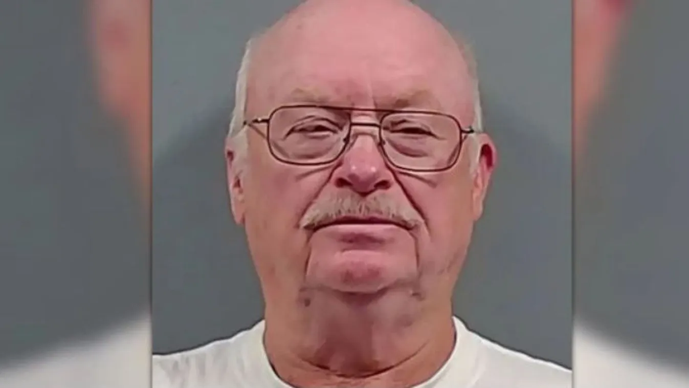 Borzalmas, mit tett lánya kutyáival a horrorapa