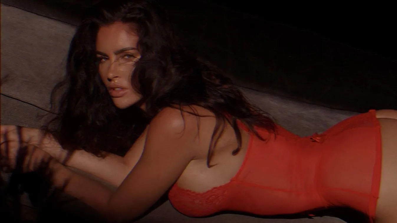 Meztelenül napozik a csodás mellű bombázó