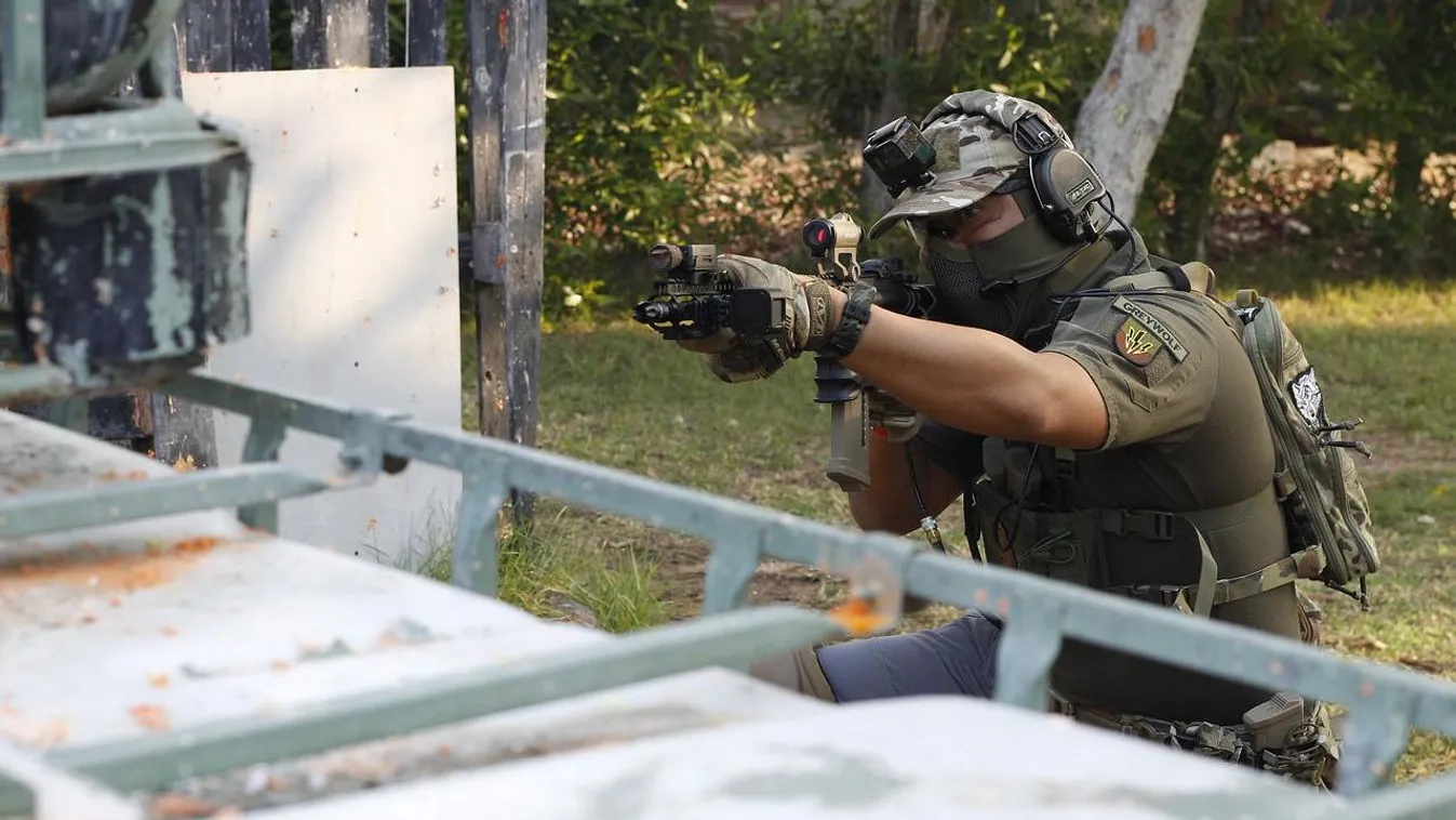 Brutális videó: kommandósok csaptak le az Elf Bar dílerre