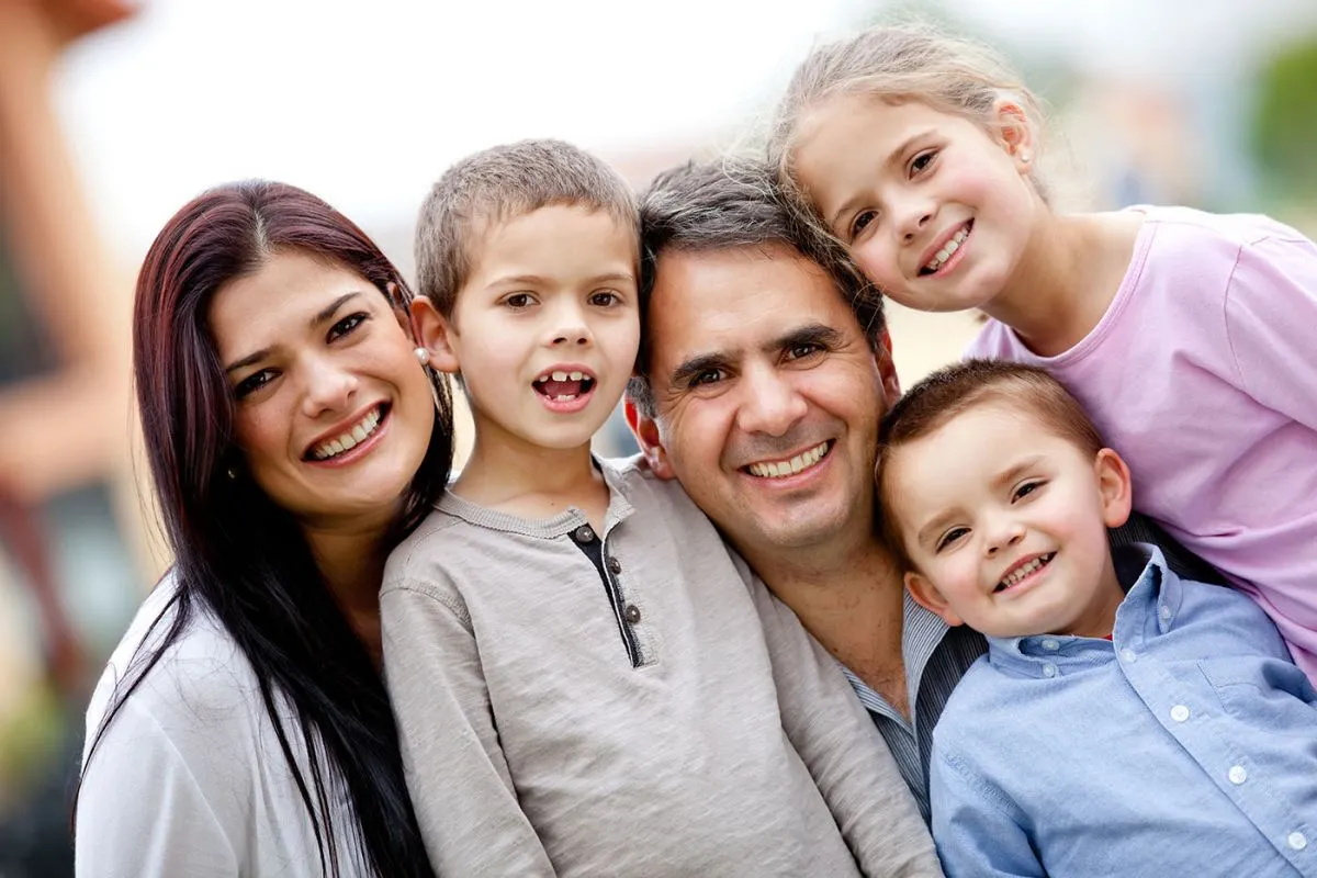 Five,Member,Family,Portrait,Looking,Happy