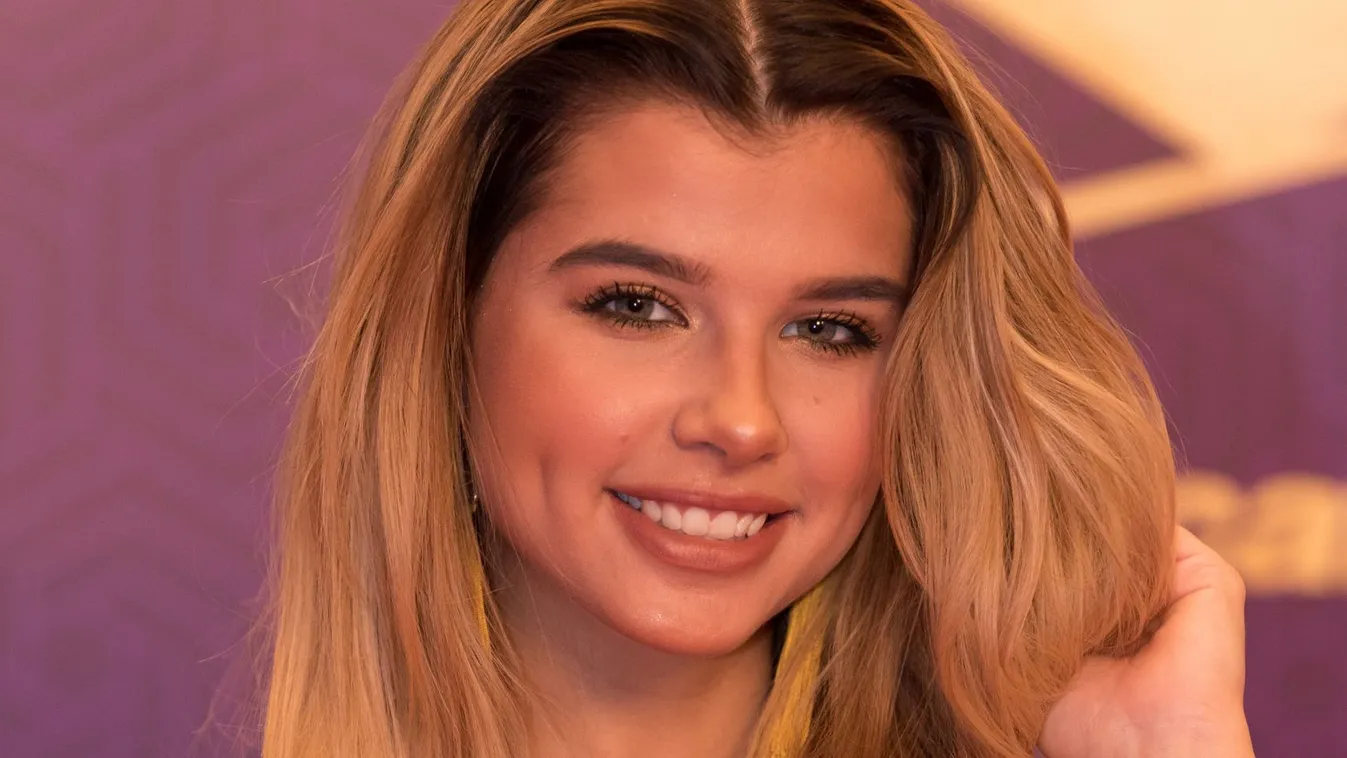 Ezt nem gondolták át rendesen... Az Elf Bart hirdeti a magyar szépségkirálynő és barátnője