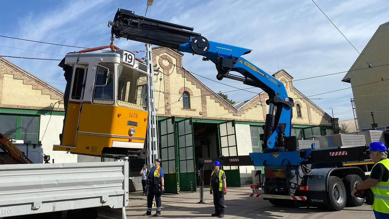 Darabokban emelték fel a budapesti villamost