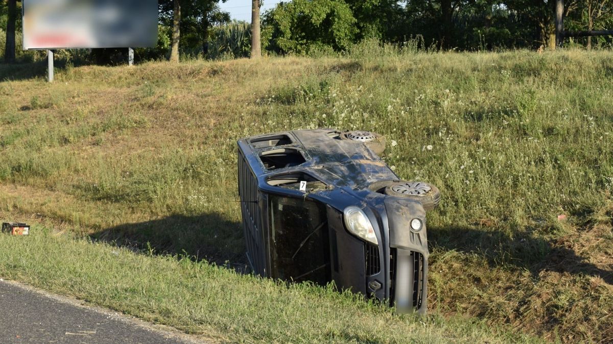 Végzetes defekt az M7-esen: a mikrobusz alatt találták meg a 10 éves Bencét