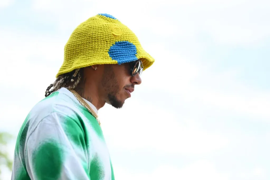 Így érkezett meg Lewis Hamilton a mogyoródi versenypályára