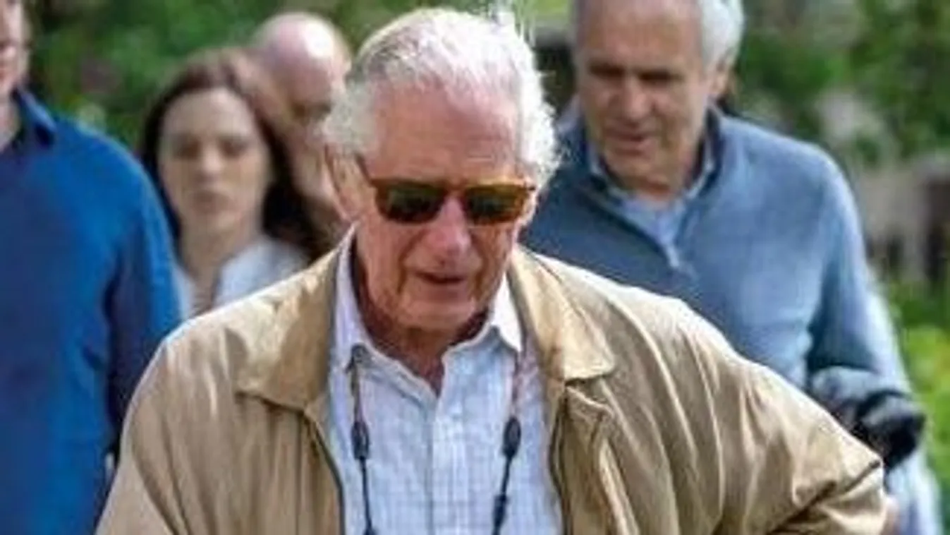 Magyar kocsmában csapolt sört Károly walesi herceg - Fotó