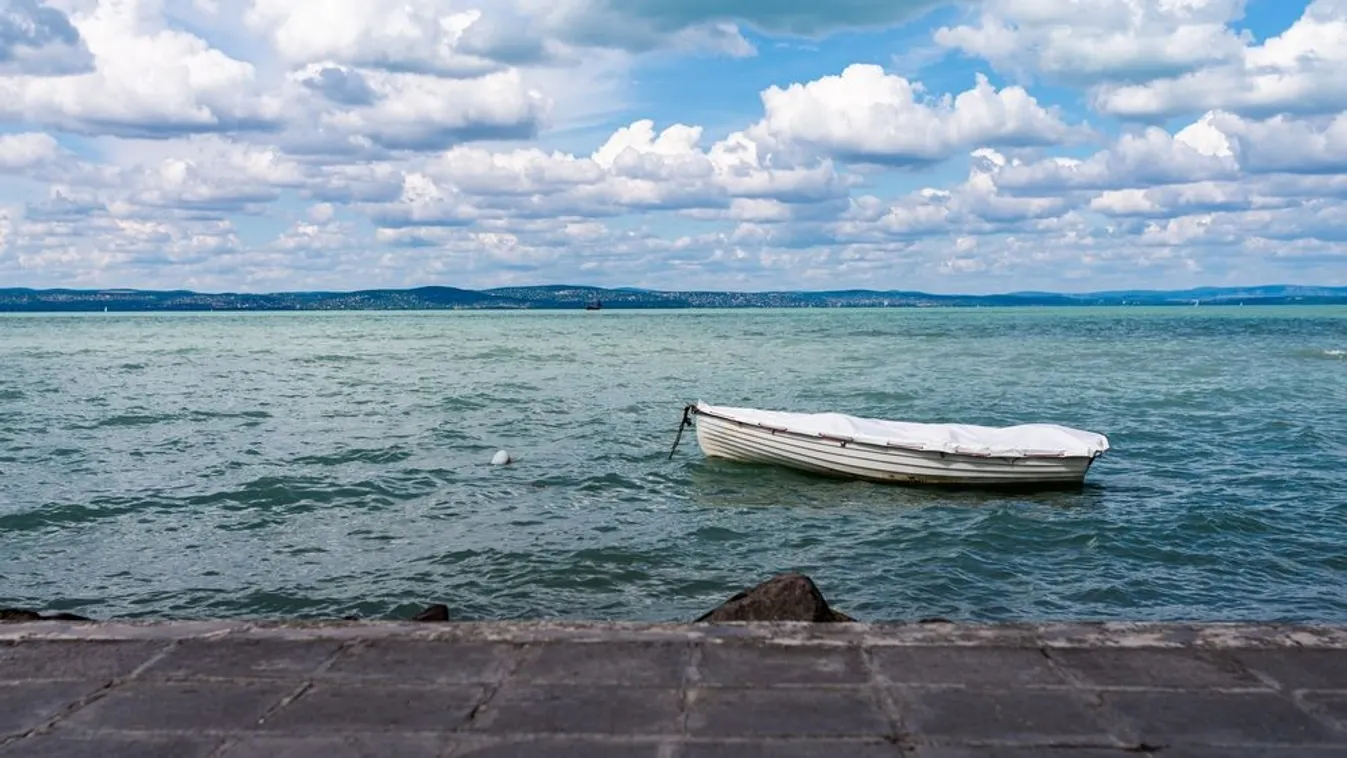 Most érkezett: Elsüllyedt egy vitorlás Balatonalmádinál