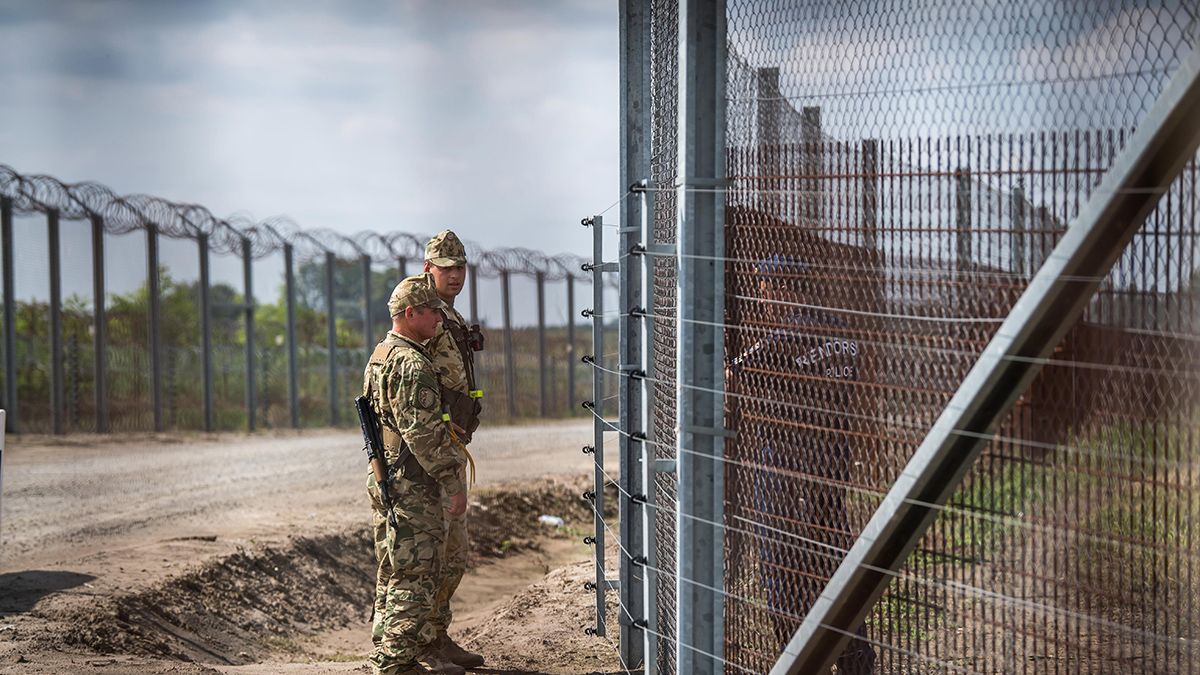 Egyre durvábbak a migránsok, jönnek a határvadászok