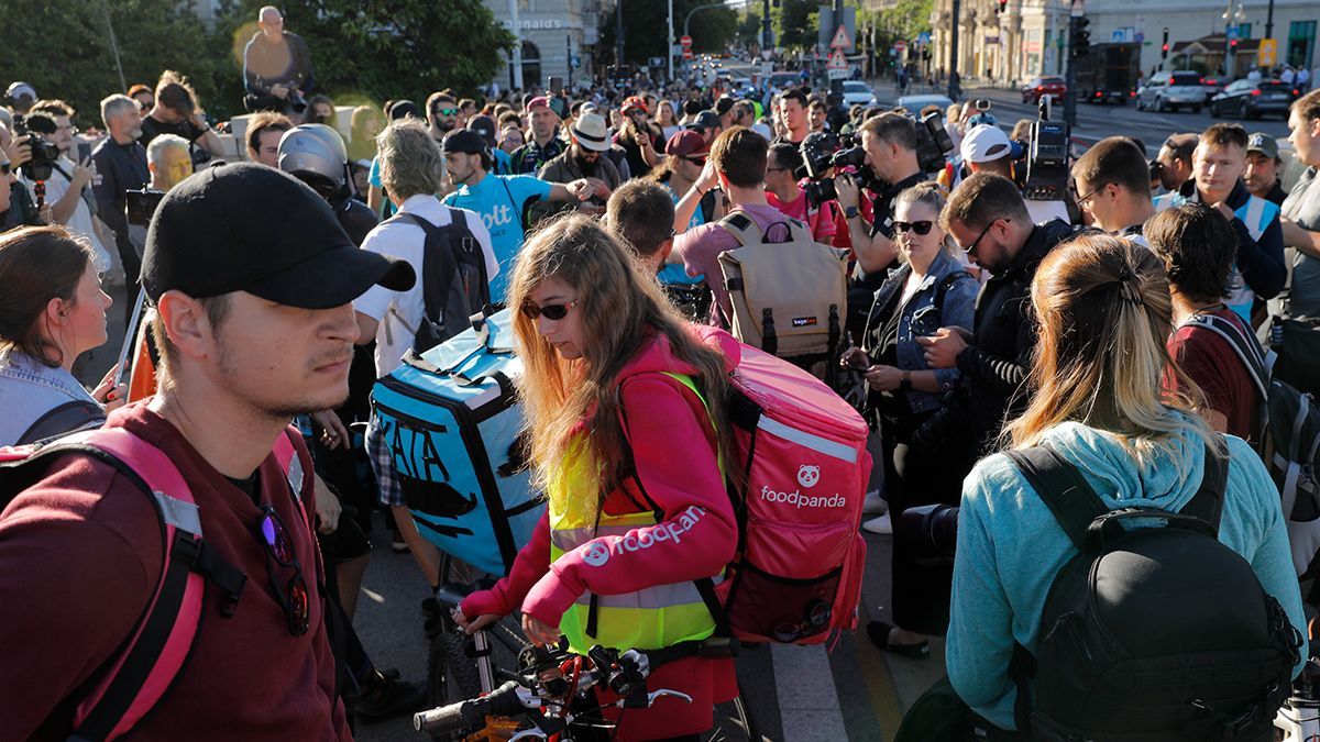 Káosz a Margit hídon, 300 tüntető miatt a villamos is leállt