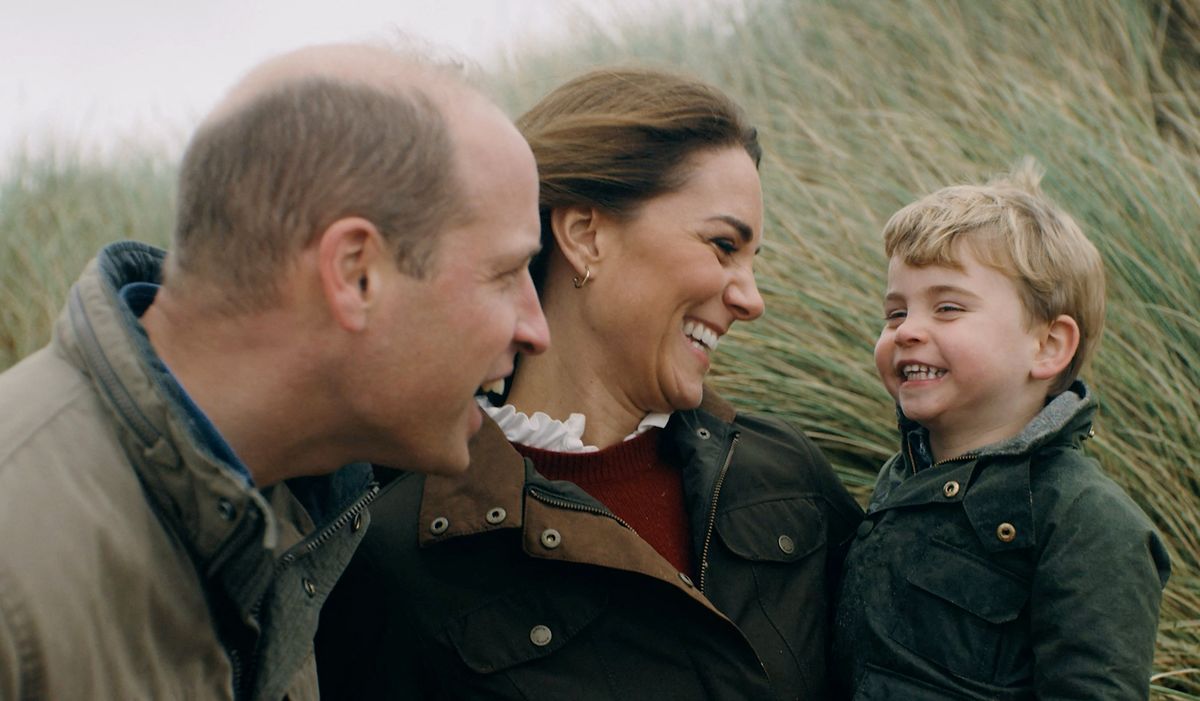 Le Prince William, duc de Cambridge et Catherine Kate Middleton, duchesse de Cambridge publient une vidéo privée en famille avec leurs 3 enfants, le prince George, la princesse Charlotte et le prince Louis pour marquer leur 10 eme anniversaire de mariag