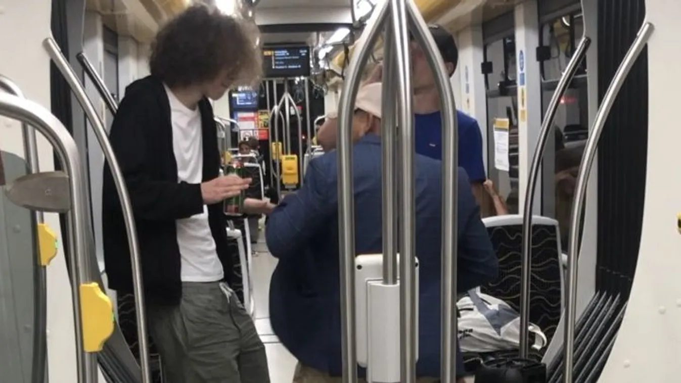 Néhány utas utcabált rendezett az 1-es villamoson - videó