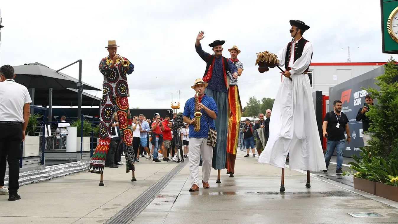 Sztárpár, új barátnőjével érkezett a Hungaroringre Alonso