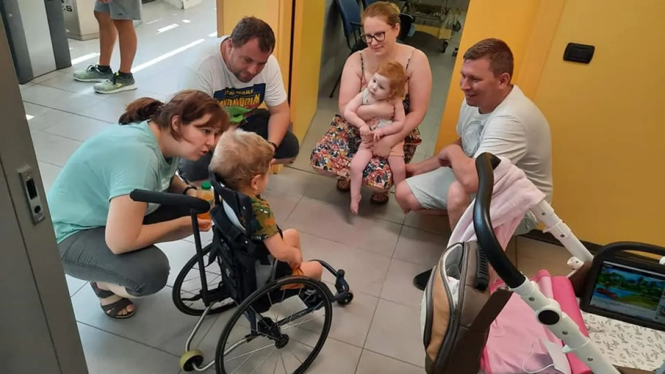 Friss fotók: ezért utazott Olaszországba a három SMA-s baba