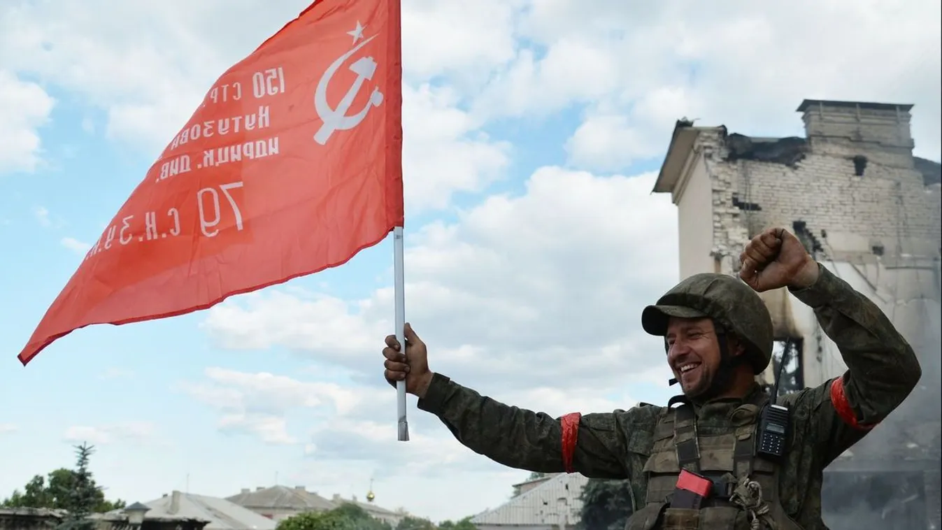 Szovjet győzelmi zászlót tűztek ki az oroszok Ukrajnában