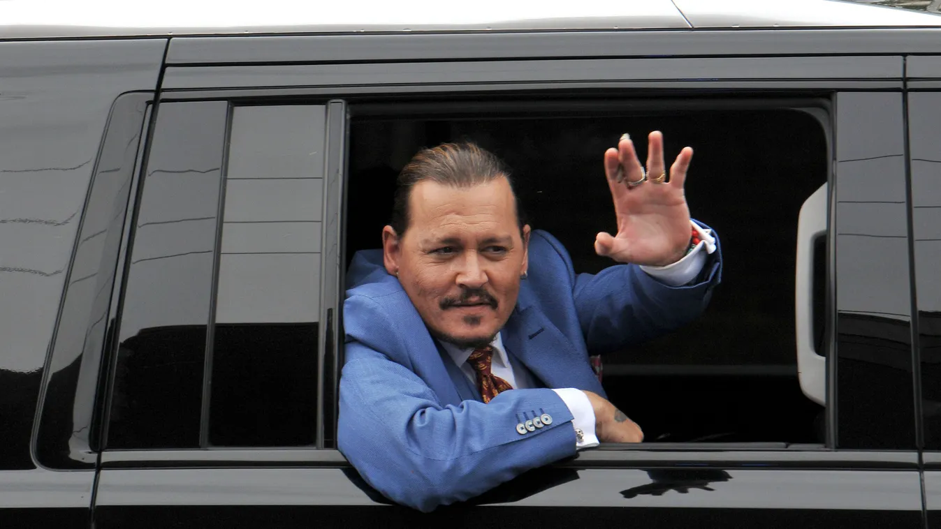 Nem fogod elhinni, kivel kapták lencsevégre Johnny Deppet