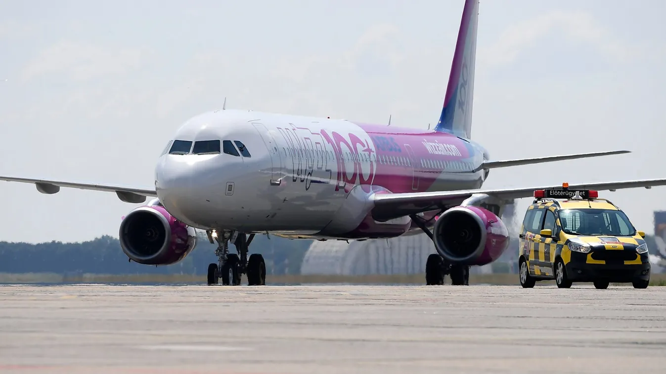 Bombafenyegetés: vészcsúszdáztak a Wizz Air utasai Pesten