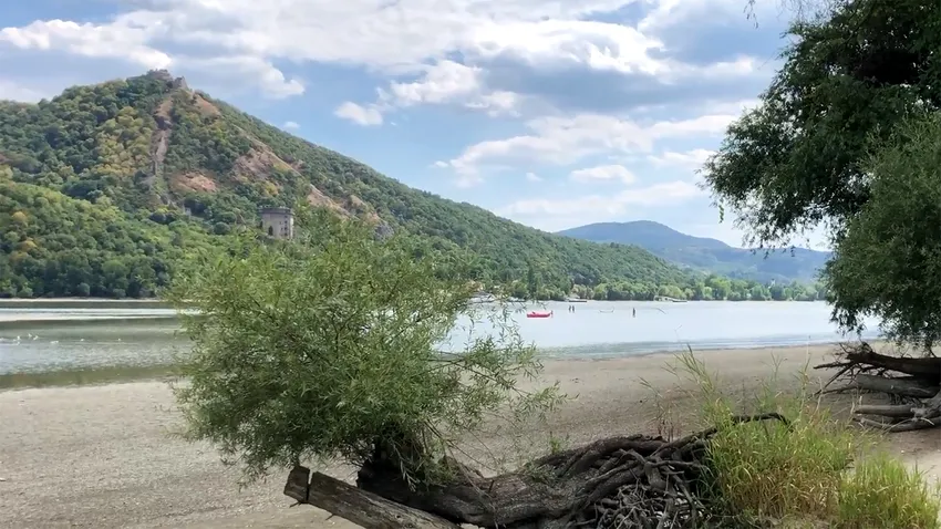 Alig ér bokáig a Duna Nagymarosnál