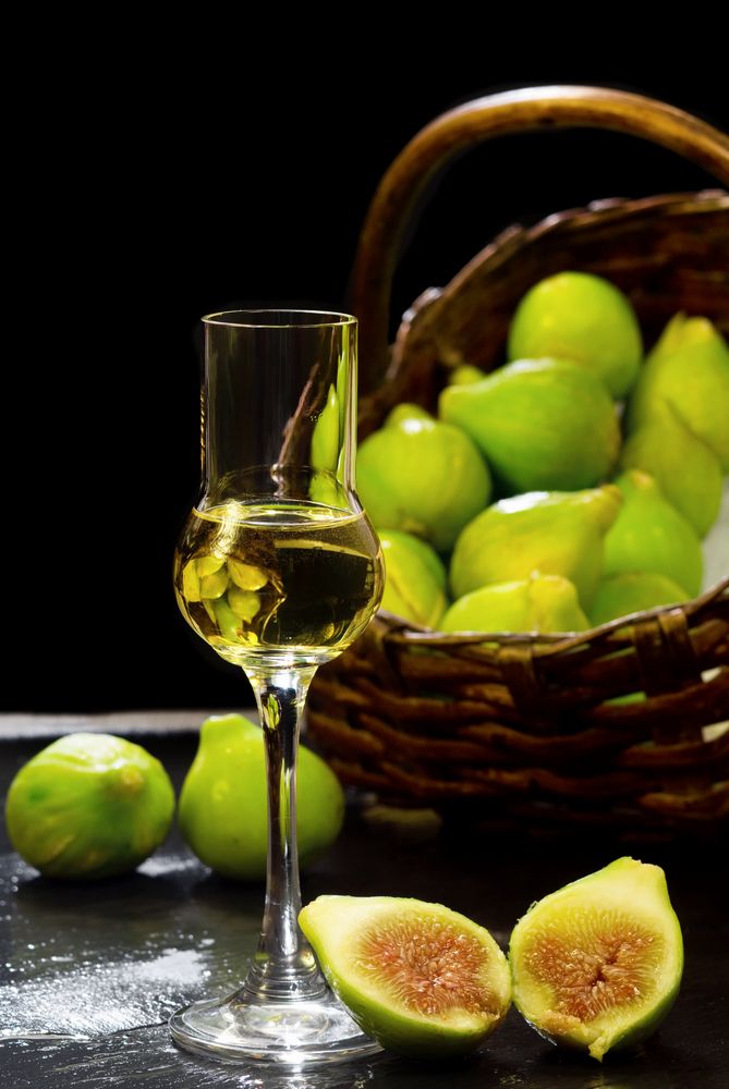 Figs,Grappa,Glass,With,Figs,Basket