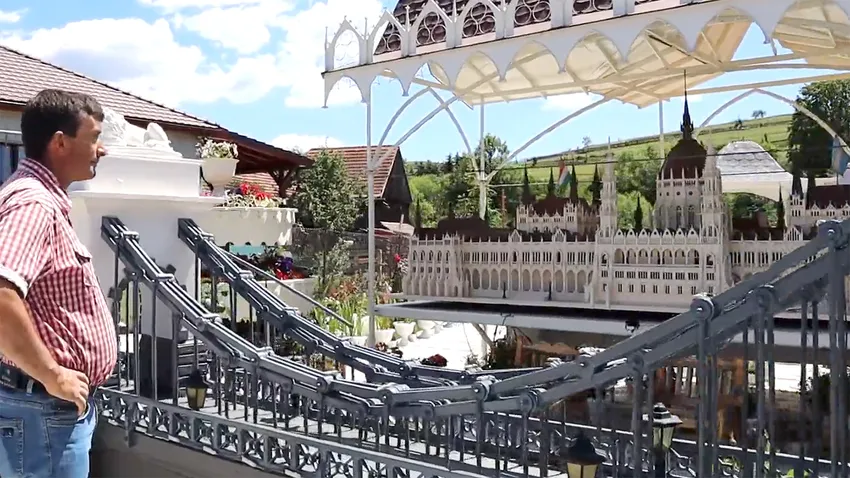 Egy erdélyi falu rejti a magyar parlament pontos mását