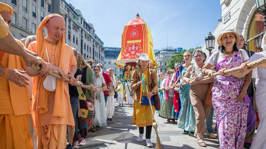 Szekér-fesztivál tánccal, zenével az Andrássy úton