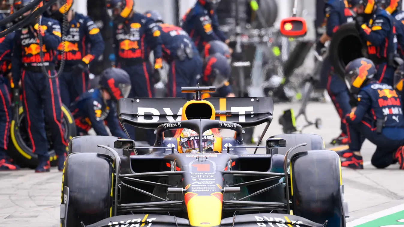 Ijesztő jelenet, futam közben szakadt el Hamilton overálja