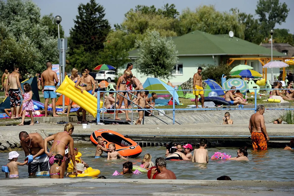 Fürdőzők a velencei szabad strandon