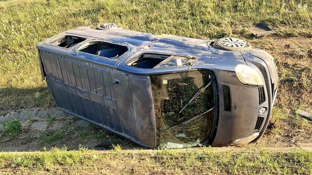 Két mentőhelikoptert is riasztottak: kirepült egy 8 éves fiú az M7-esen felborult kisbuszból