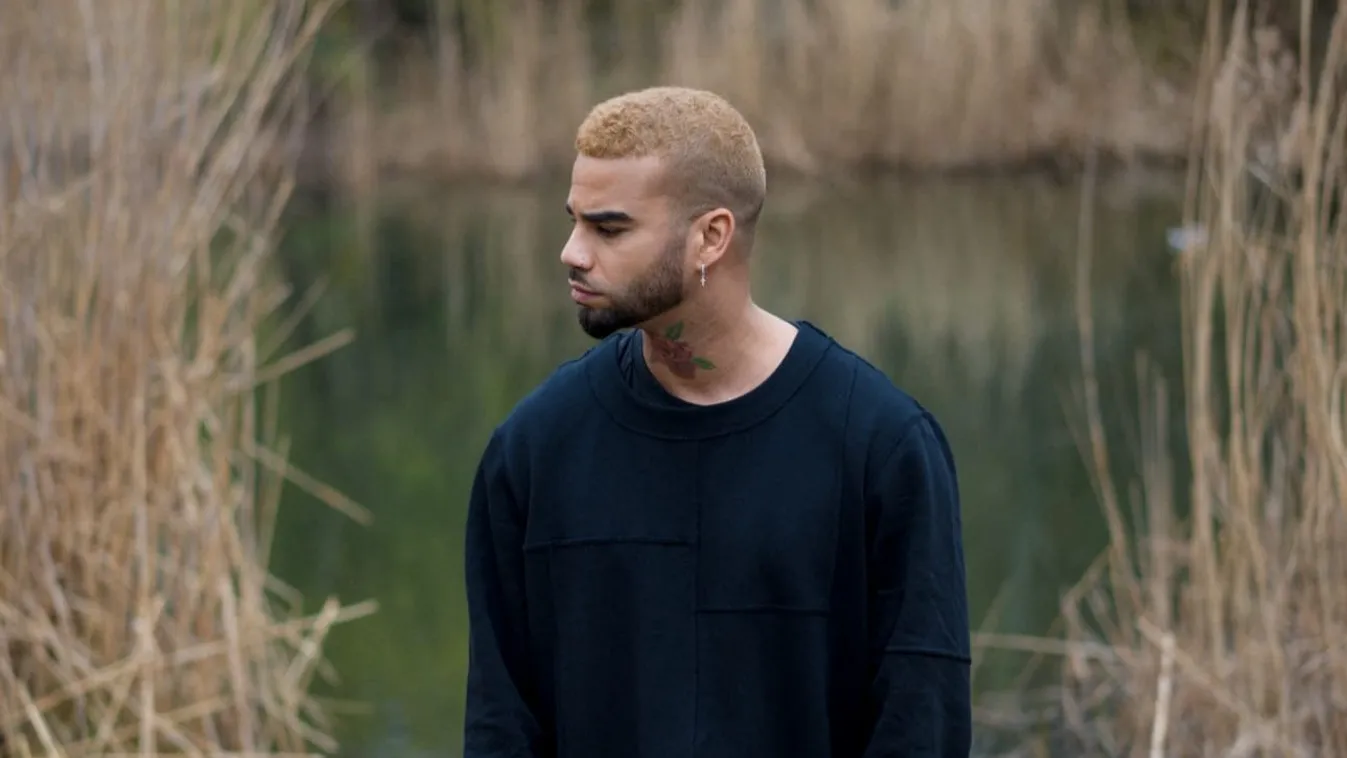 Botrány az éjszakában: Kidobták a klubból a magyar énekest