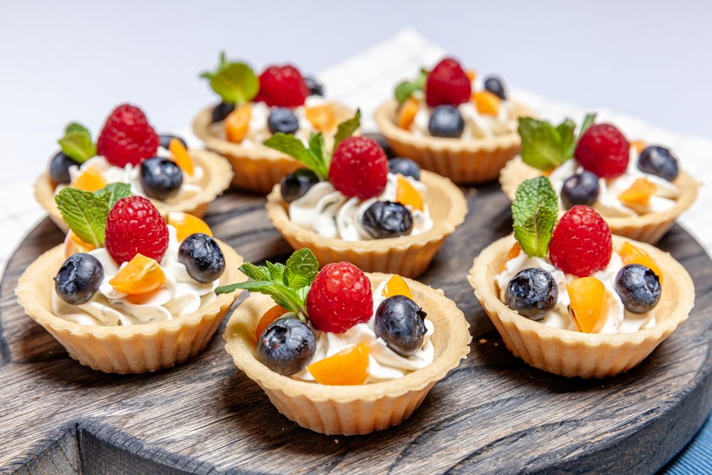 Fruit,And,Berry,Tartlets,Dessert,Assorted,On,Wooden,Tray.,Closeup