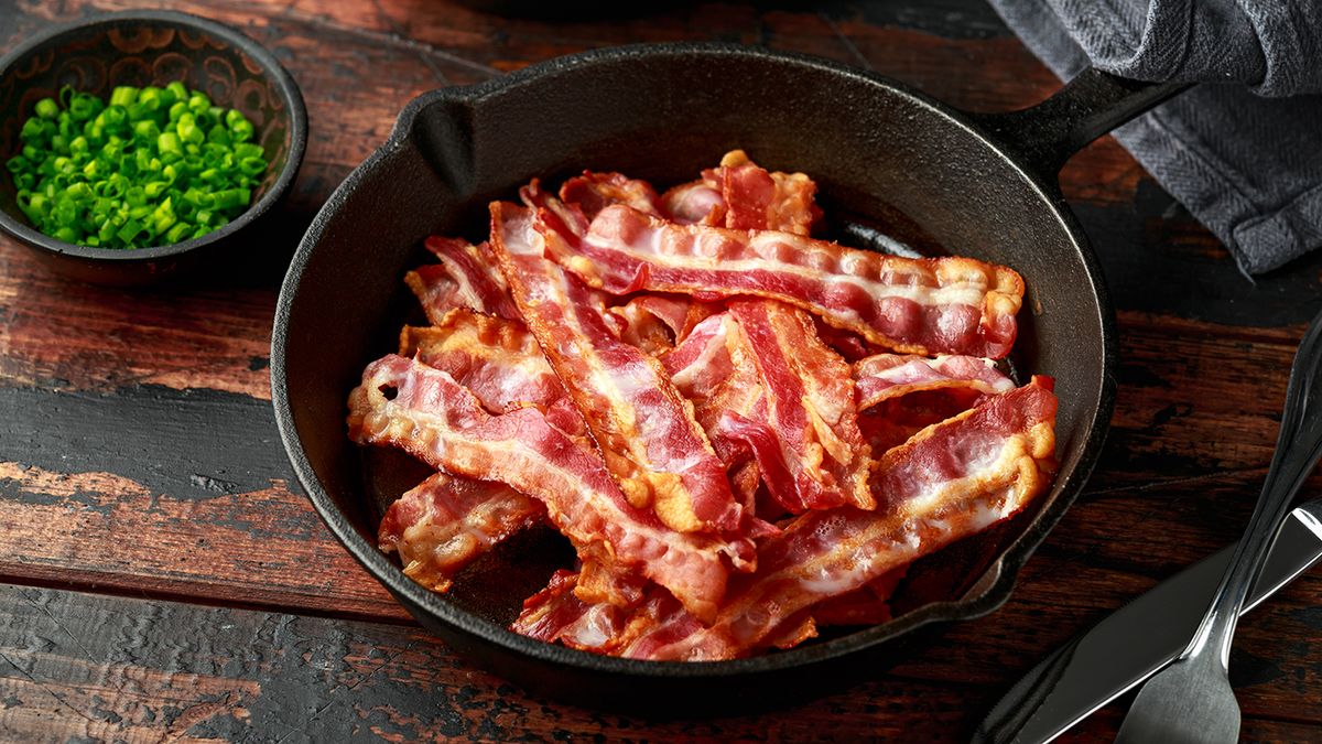 Fried,Crunchy,Streaky,Bacon,Pieces,In,A,Cast,Iron,Skillet