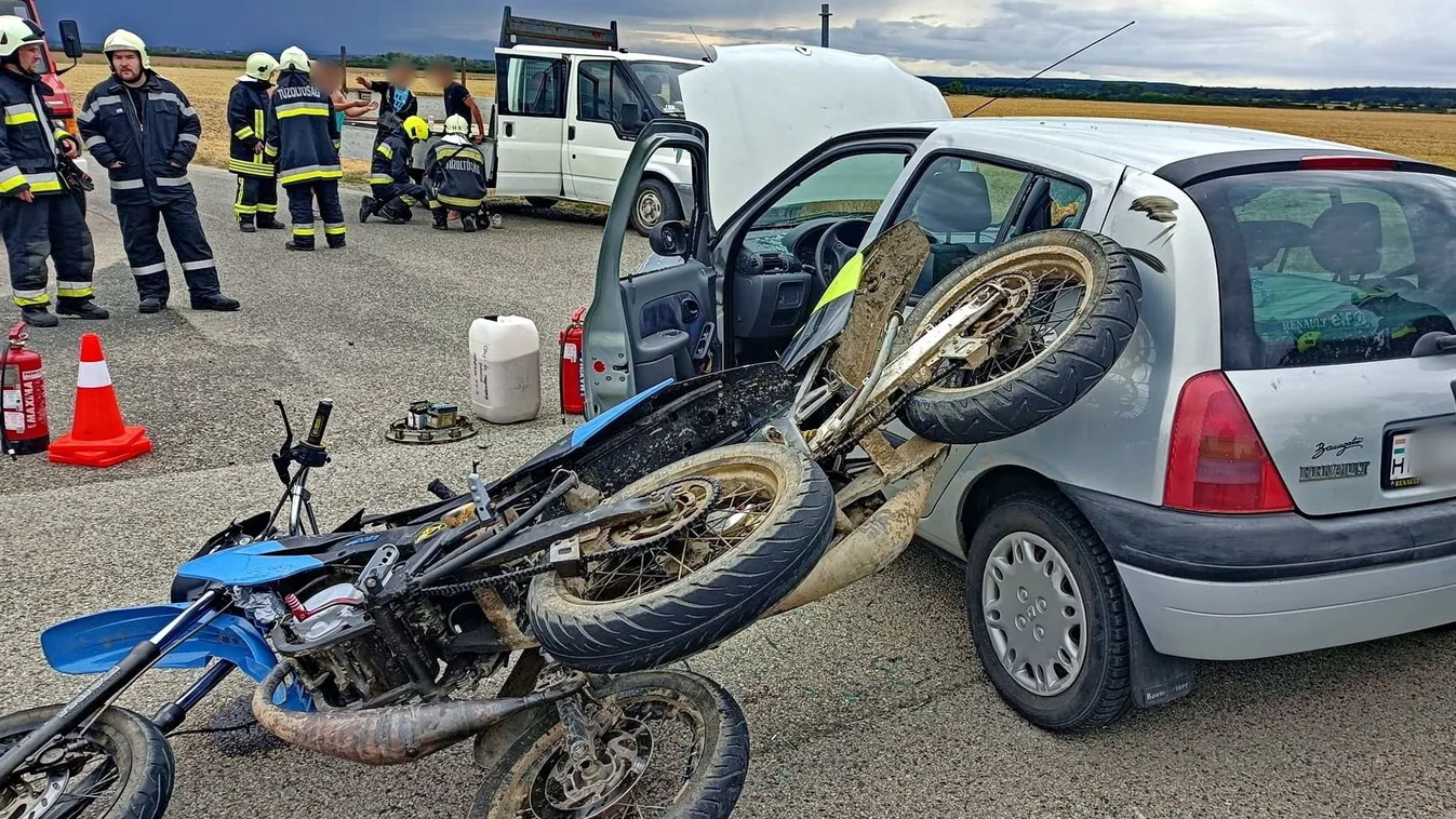 Átrepültek a kocsi felett a balesetet szenvedett motorosok