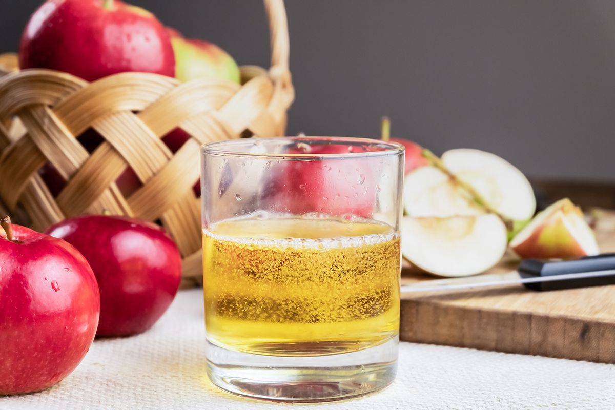 Close-up,Image,Of,Cidre,Drink,And,Ripe,Juicy,Apples,On