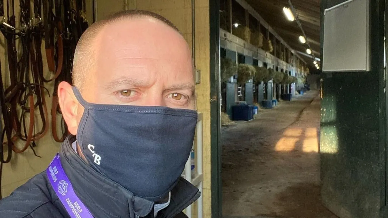 Leterítette, majd fojtogatta volt barátnőjét a sztáredző