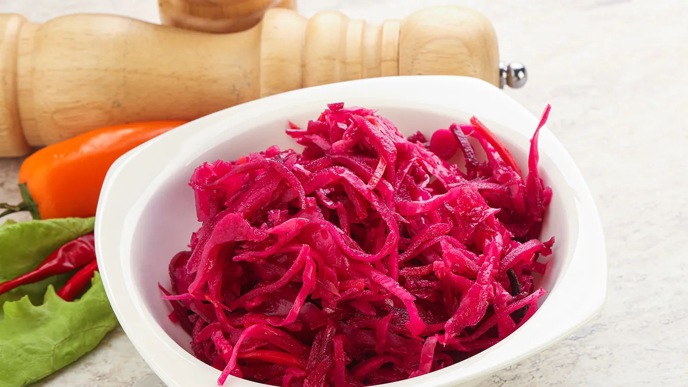 Marinated,Cabbage,With,Beetroot,And,Spices