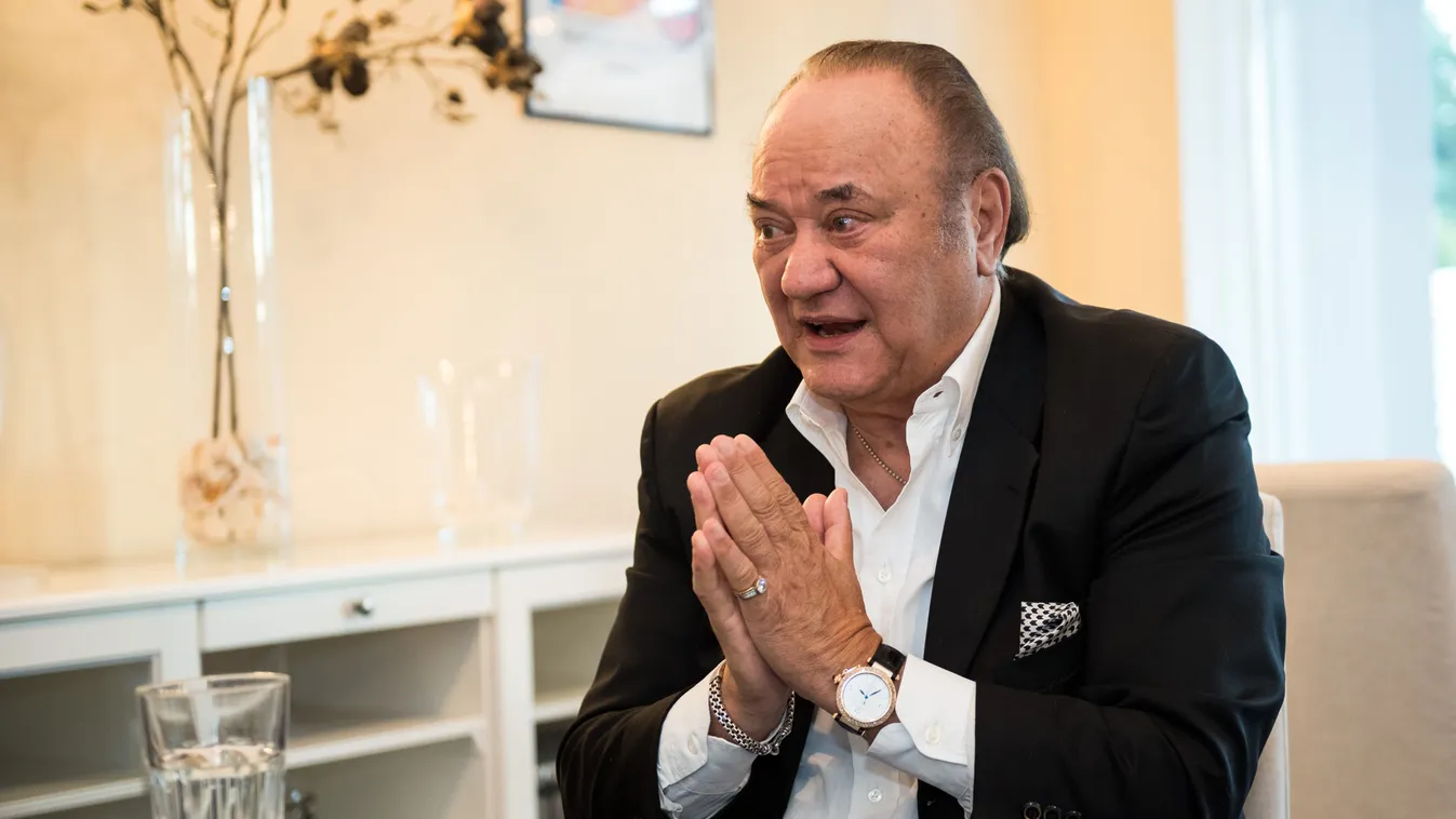 Fiatal bombázó mellett fotózták le Korda Gyuri bácsit