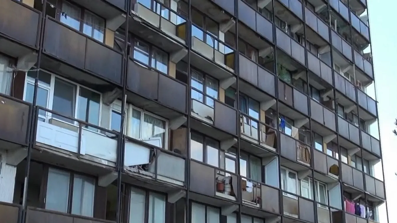 A harmadikról zuhant le egy férfi Veszprémben – Videó