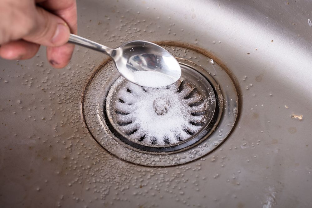 Person,Putting,The,Baking,Soda,On,Drain,In,The,Washbasin