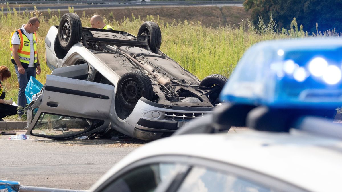 Elhagyott cipő a tragédia helyszínén: megrázó fotókat kaptunk a 61-es úti halálos balesetről