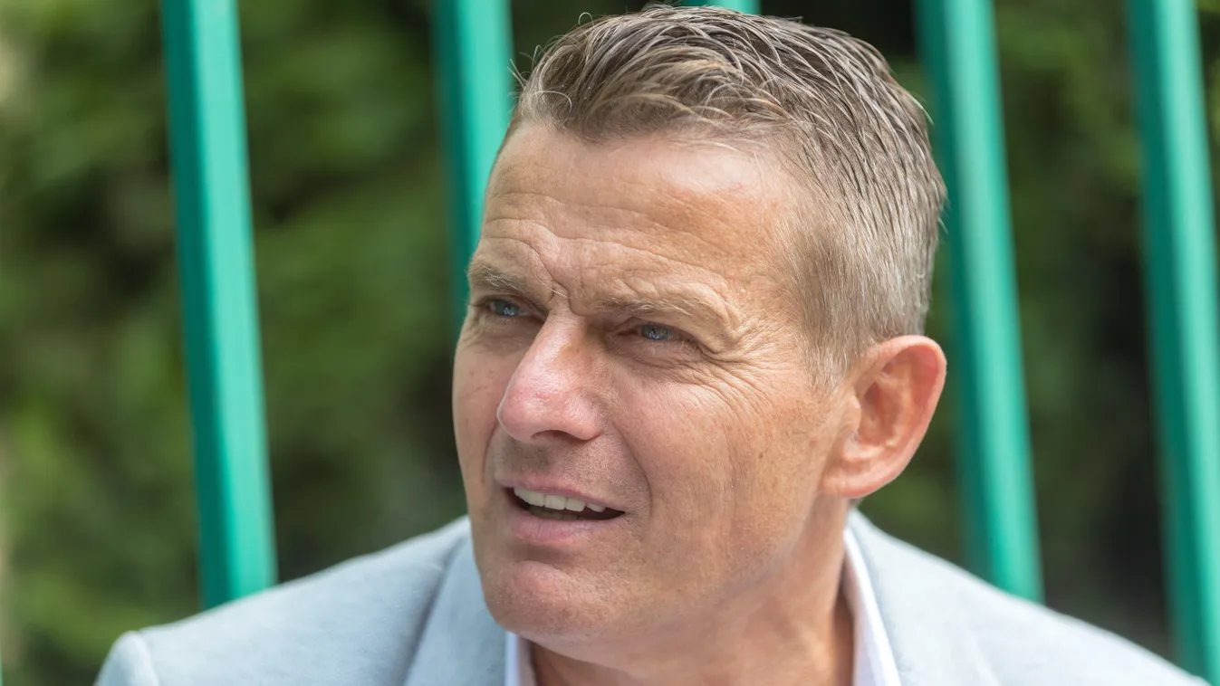 Különleges járgánnyal rohangál Rékasi Károly - Fotó