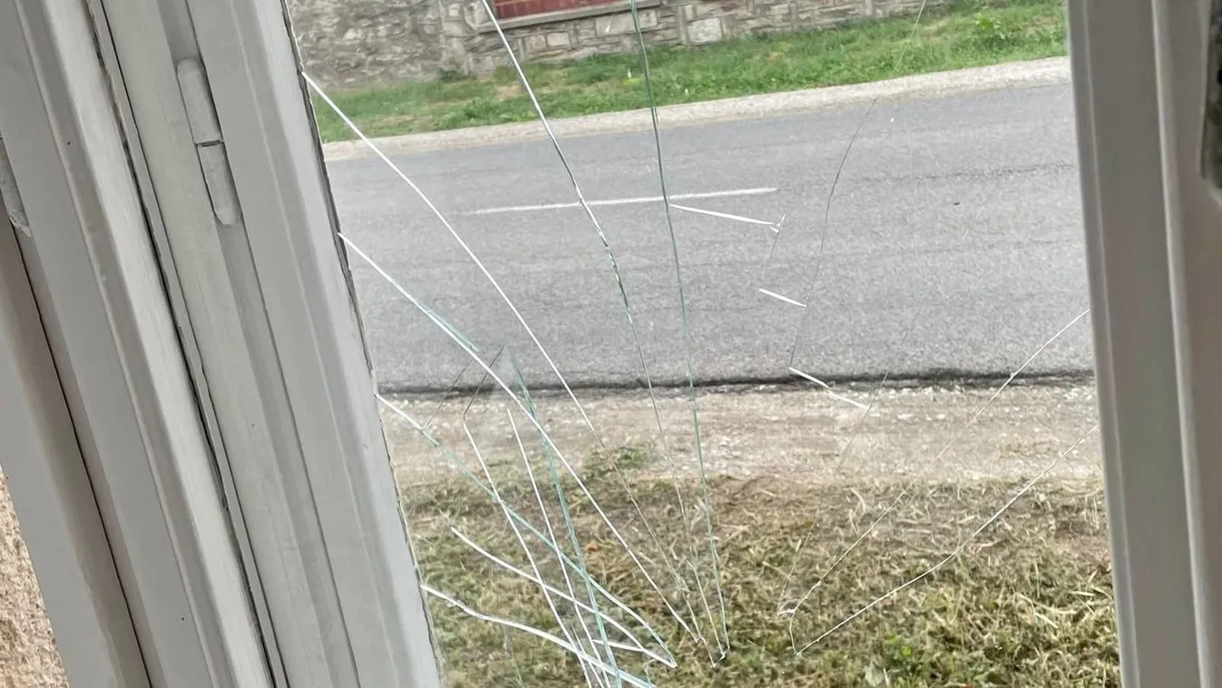 Kővel dobták be a mentők ablakát – Fotó