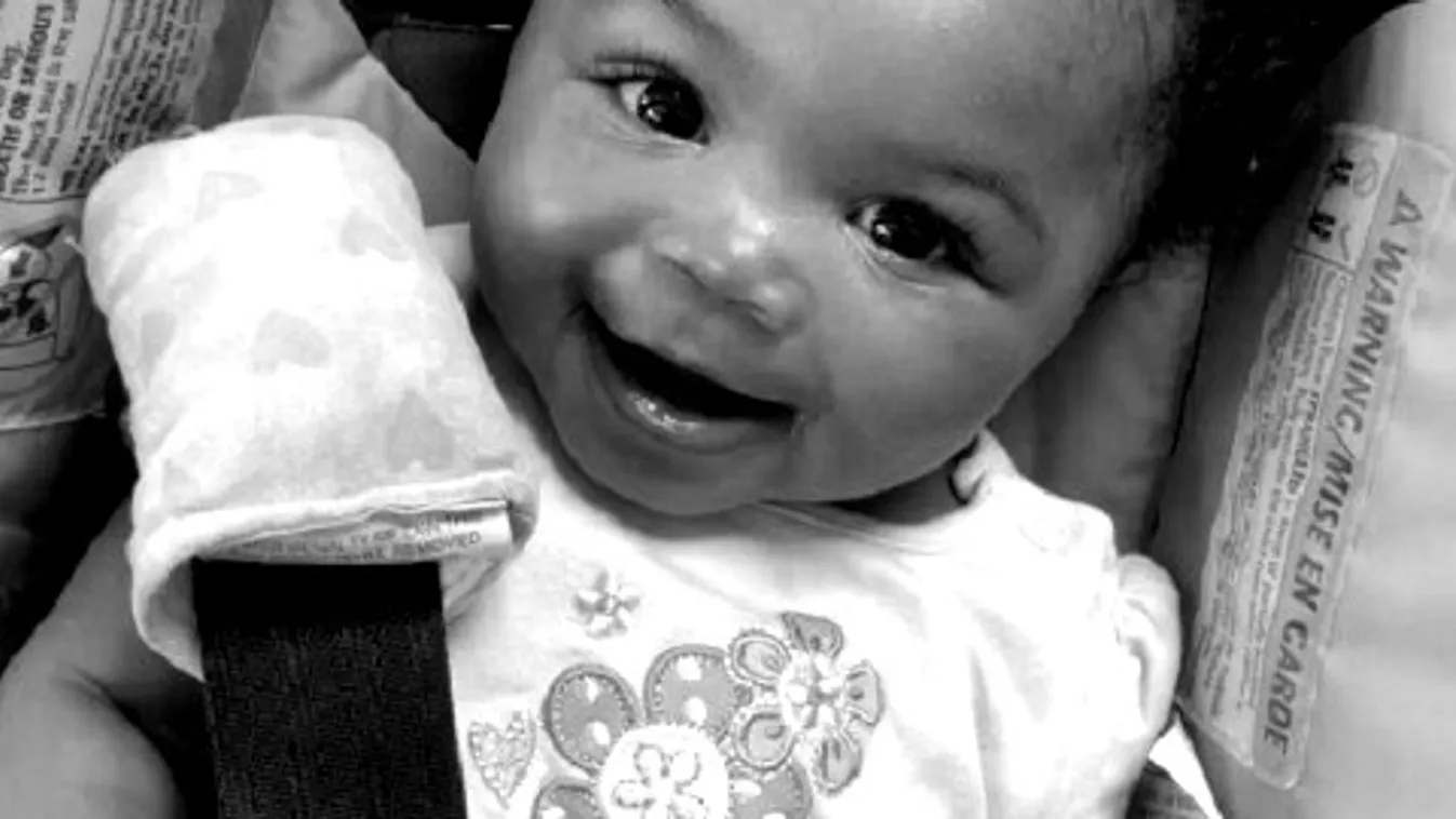 Öt órát volt a forró autóban a 6 hónapos angyalarcú baba