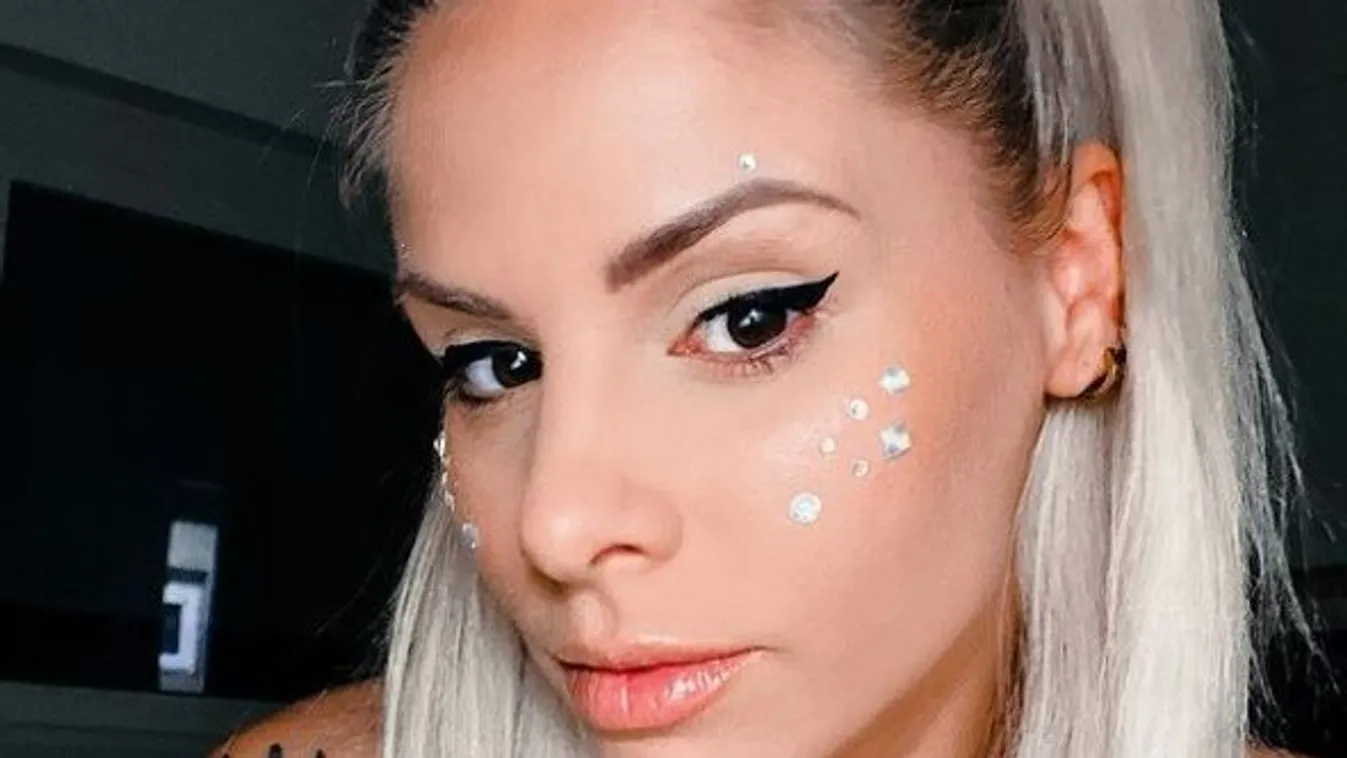 Szex előtti fotókat posztolt a dögös magyar sztár?