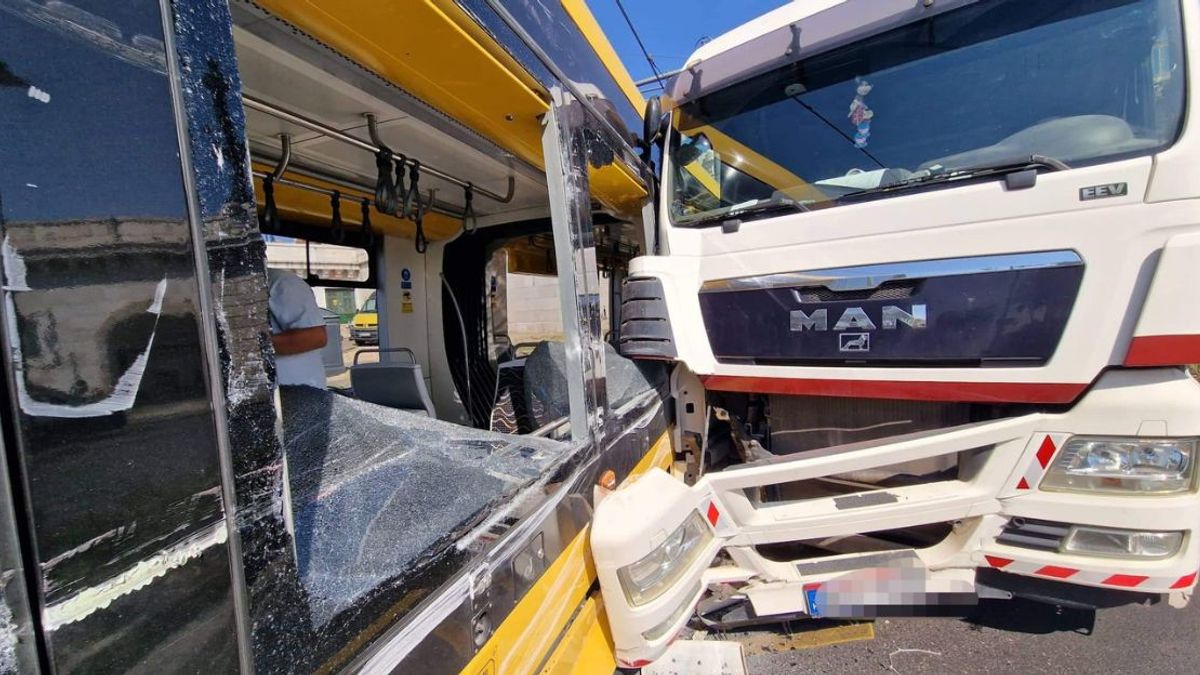 Kamion tarolta le a villamost a Margit hídnál - fotó