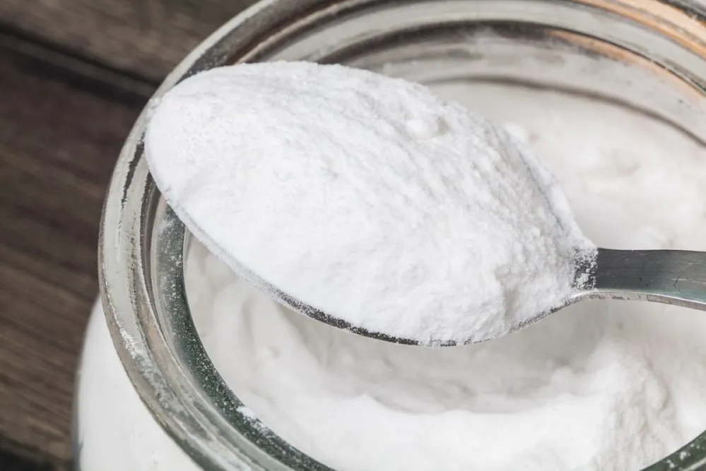 Baking,Soda,In,Glass,Bowl,And,Spoon,On,Wooden,Background