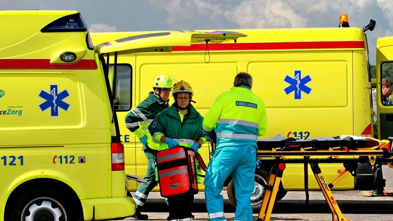 Rohantak a mentők, kizuhant egy kisfiú az erkélyről