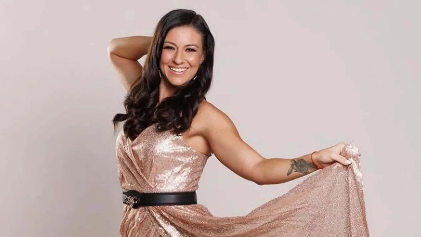 Hűha, menyasszonyi ruhában fotózták le a TV2 elvált sztárját