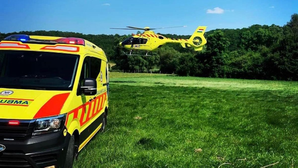 Mentőhelikopter Felsőnyárádon: homok temette maga alá a sofőrt